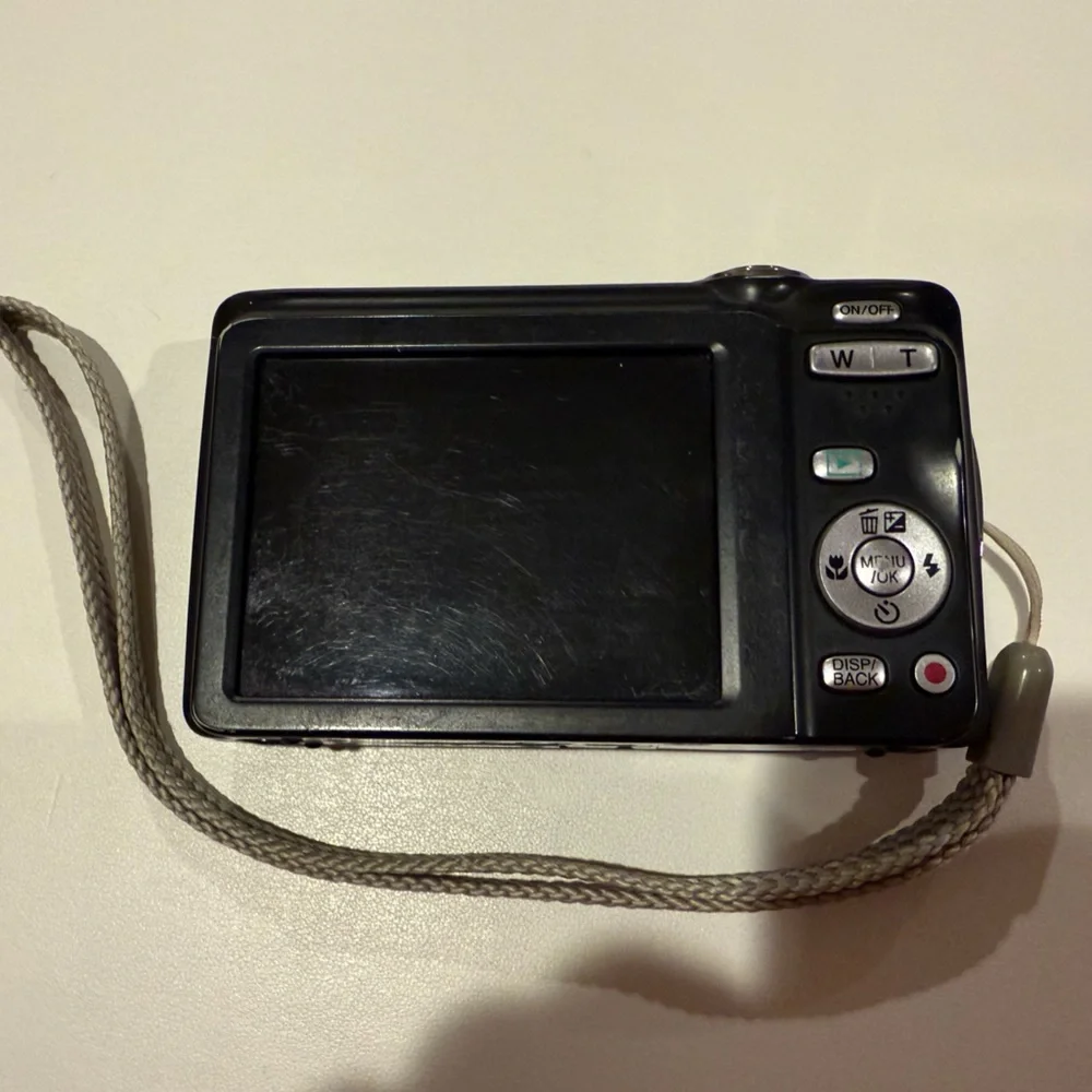 Fujifilm FinePix JX500 Compact Digital Camera 14.0MP with Charging Cord & Case